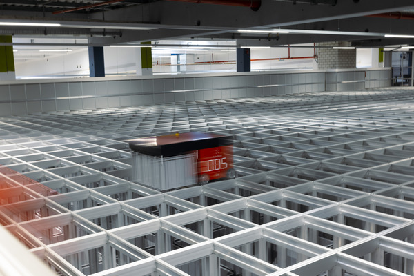 Zu den Highlights des Distributionszentrums gehört ein sogenannter AutoStore für Kleingebinde mit 12.000 Boxen.